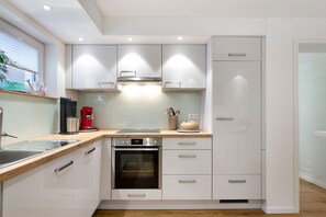 Frigorifero, microonde, forno, piano cottura