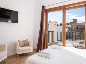4 bedrooms, iron/ironing board, internet, bed sheets - Town house San Sebastia by Sunvillas Mallorca (Pollença)
