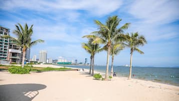 Beach nearby, white sand, beach bar