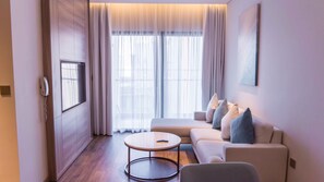 Departamento de lujo | Área de sala de estar | Smart TV de 55 pulgadas con canales por cable 