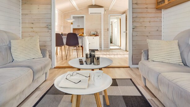 Een gezellig interieur met een eethoek, een keuken en een woonkamer.