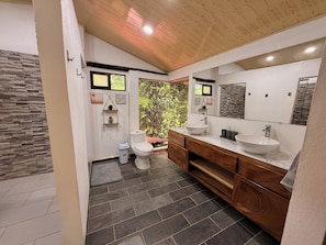 Shower, hair dryer, towels, soap - Jungle Cabin with Private Pool • Near Sámara (Caimital)