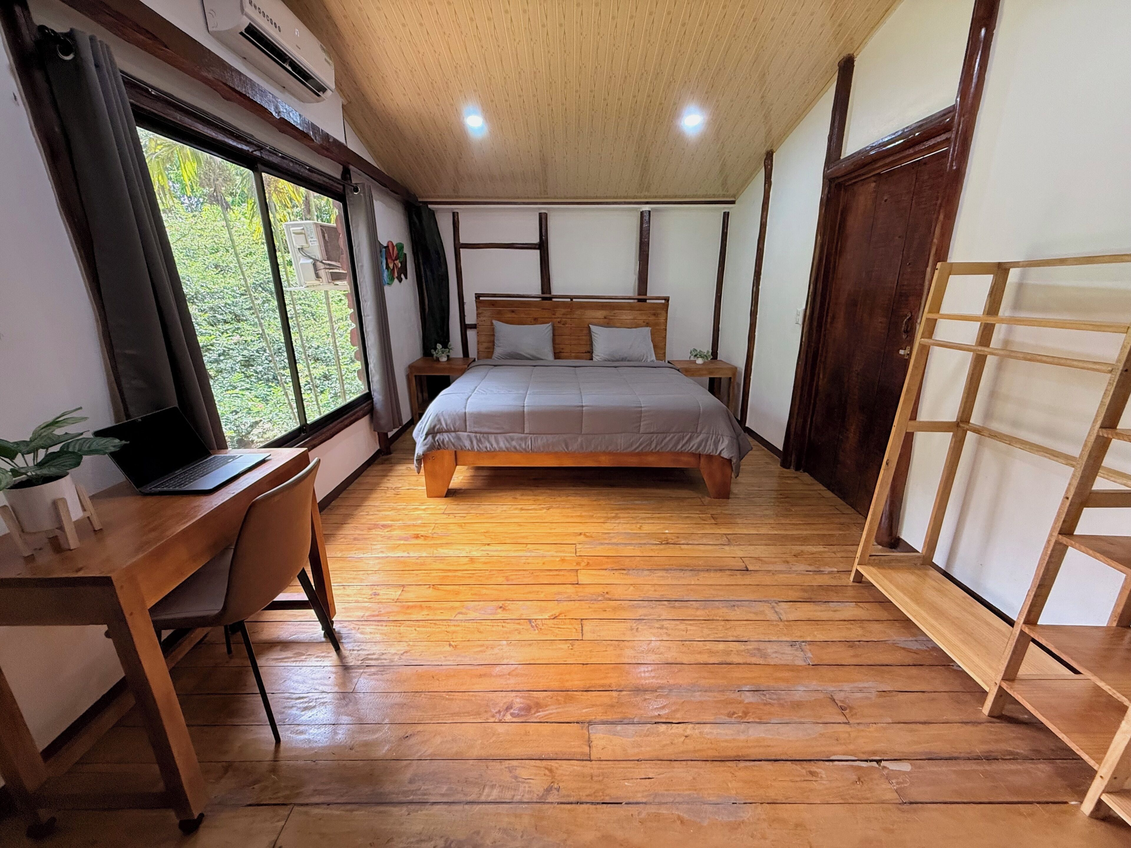 3 bedrooms, iron/ironing board, WiFi (free), bed sheets