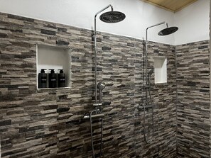 Een douche, een haardroger, handdoeken, zeep