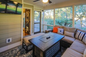 Televisión y chimenea