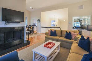 TV, fireplace