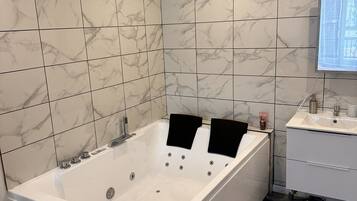 Een bubbelbad, handdoeken, toiletpapier