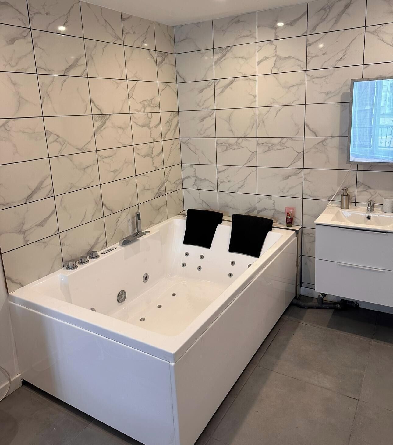 Vasca idromassaggio, asciugamani, carta igienica