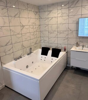 Banyera d'hidromassatge, tovalloles i paper higiènic 