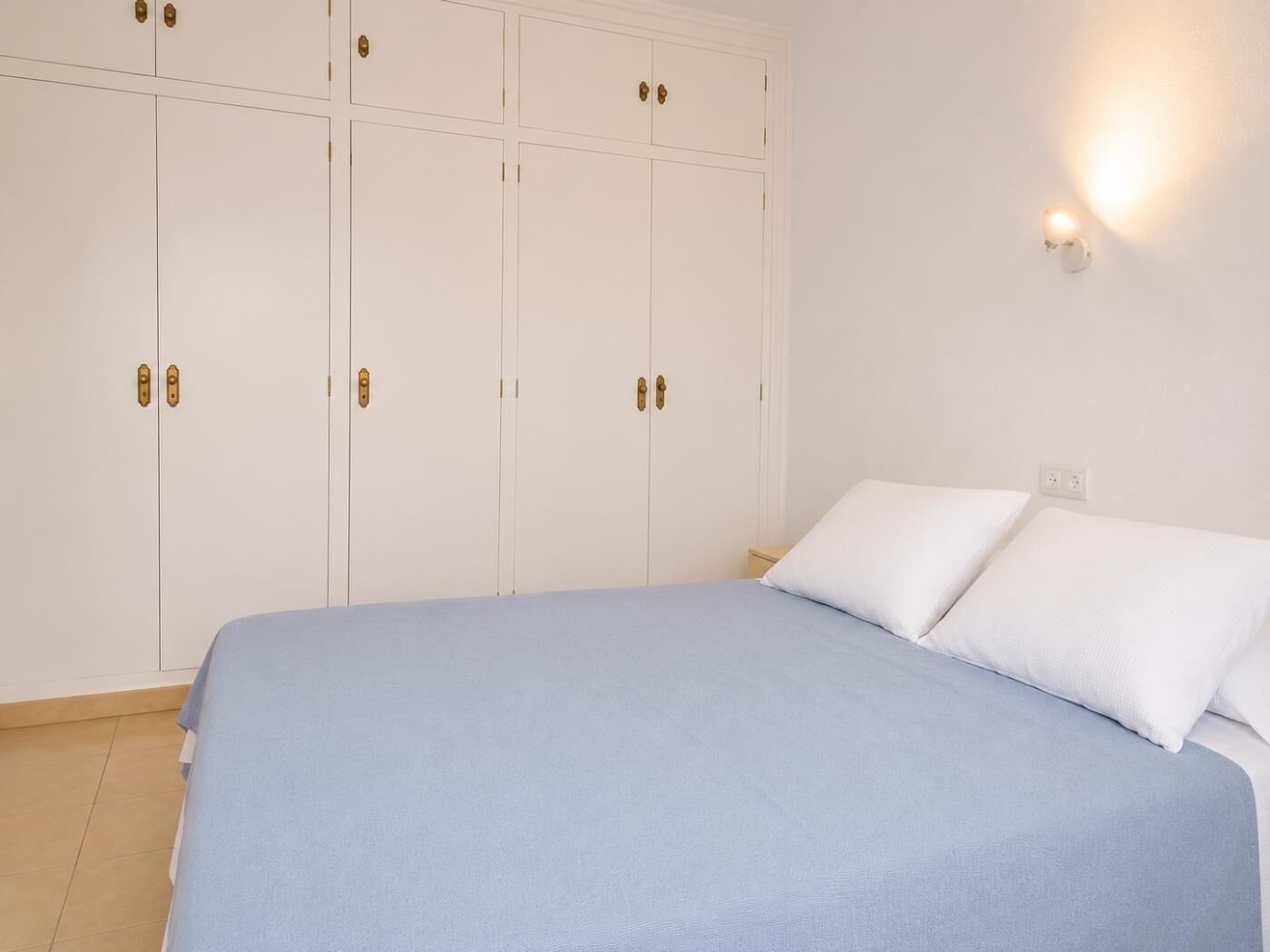 2 makuuhuonetta, silitysrauta/-lauta, vuodevaatteet