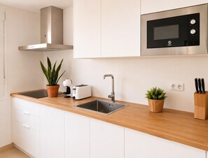 Coffee/tea maker, fridge, microwave, oven