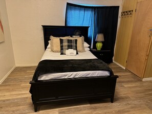 Tabla de planchar con plancha, wifi gratis y ropa de cama 