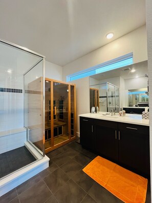 Shower, hair dryer, bidet, towels - Upscale Modern in Central Park (Denver)