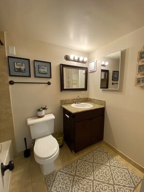 Secadora de cabello, toallas, jabón, papel de baño 