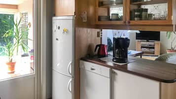 Kylskåp, mikrovågsugn, spishäll och diskmaskin