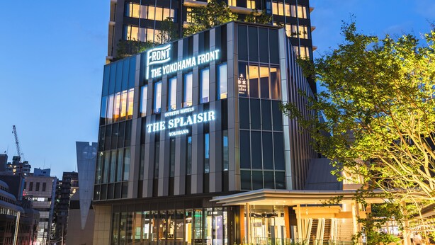 Ein modernes Hotelgebäude mit Beschilderung für "The Yokohama Front" und "The Saisir" in Yokohama.