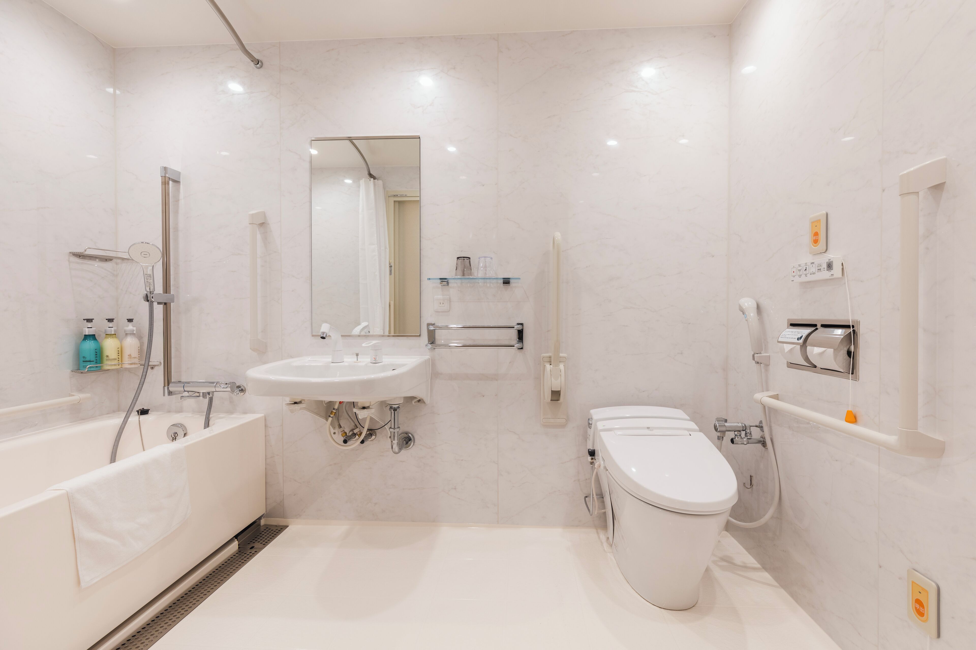 Universal Double, Non Smoking | Bathroom | Free toiletries, hair dryer, slippers, bidet