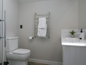 Sèche-cheveux, serviettes fournies