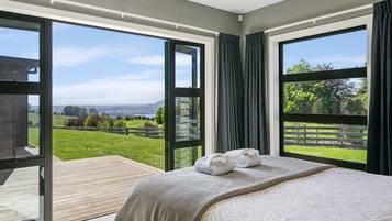 5 bedrooms, desk, iron/ironing board, free WiFi