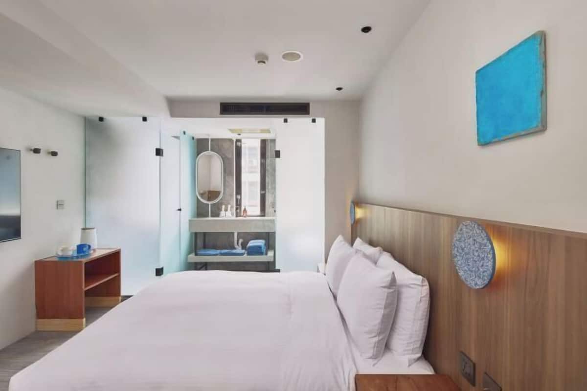 Desk, iron/ironing board (on request), WiFi (free), bed sheets