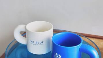 Two mugs on a glass tray.
