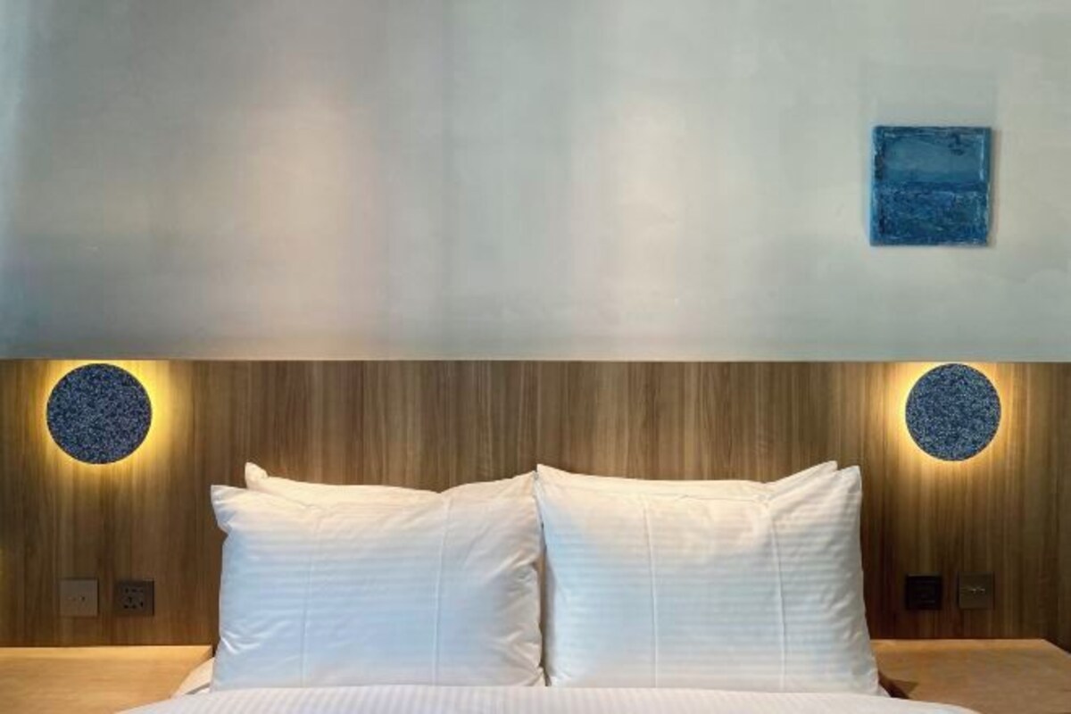 Escritorio, tabla de planchar con plancha, wifi gratis y ropa de cama