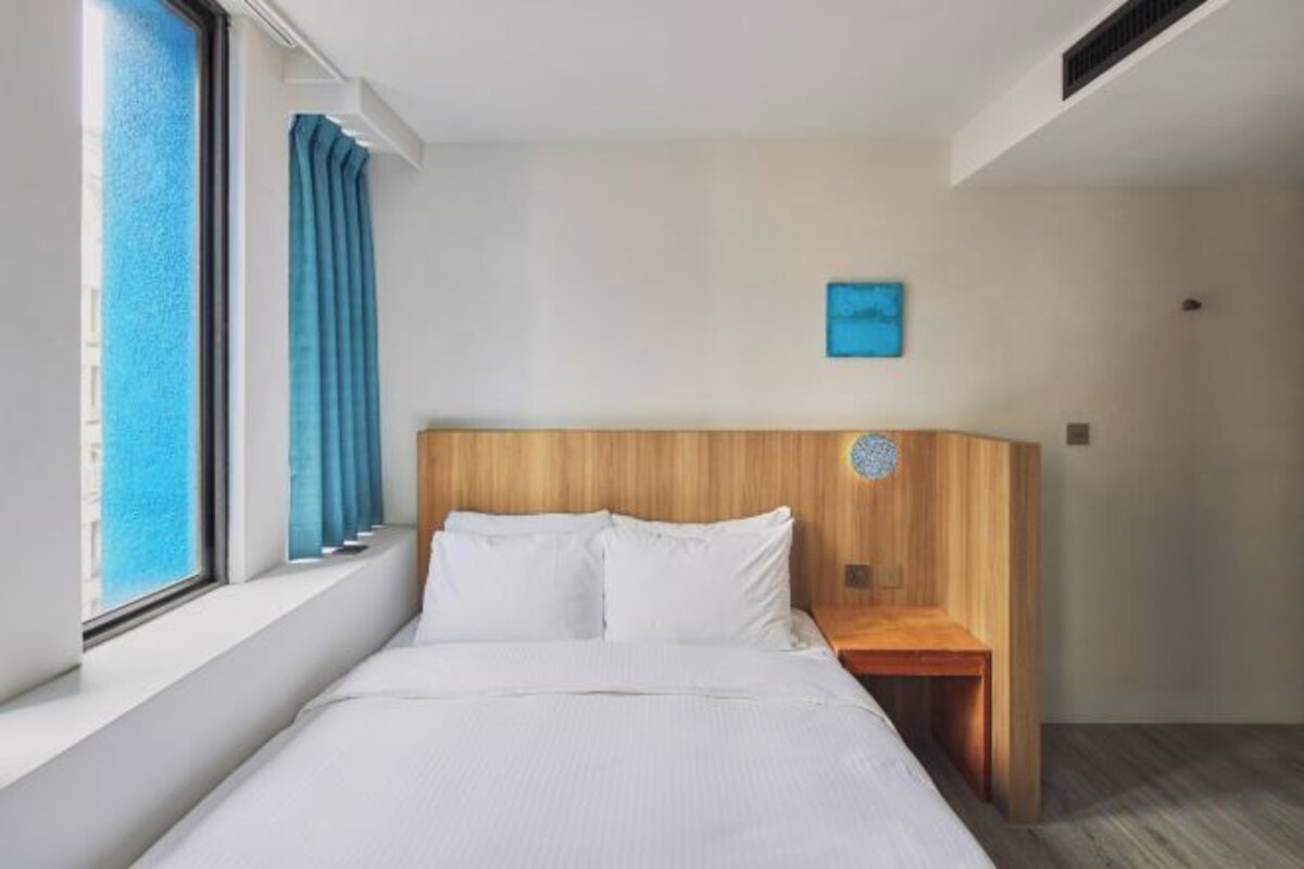 Escritorio, tabla de planchar con plancha, wifi gratis y ropa de cama