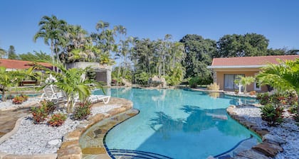 Pool & Hot Tub: Spacious Villa in Coral Springs!
