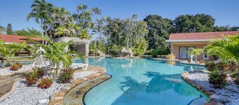 Pool & Hot Tub: Spacious Villa in Coral Springs!
