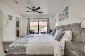 6 bedrooms, iron/ironing board, WiFi, bed sheets - Pool & Hot Tub: Spacious Villa in Coral Springs! (Coral Springs)