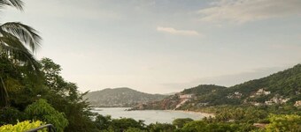 Luxury Beachfront Condo with Terrace Jacuzzi