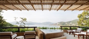 Zihua Bay Jewel: Lux 3-Bdrm PH steps from Beach