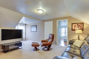 TV, DVD player - Remodeled Pioneer Home in Hurricane w/ Patio! (Hurricane)