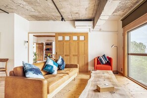 Smart TV, books, stereo