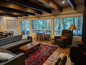 Smart TV, fireplace, stereo