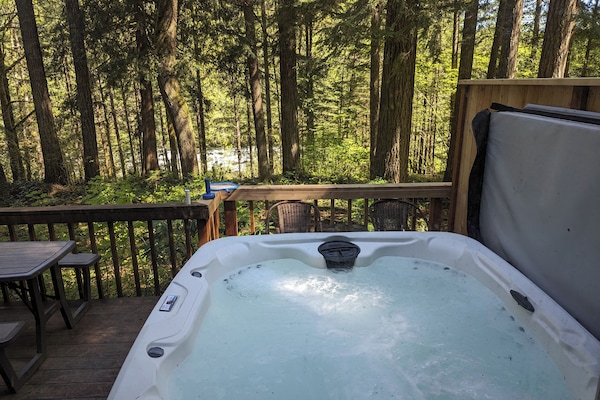 Hot tub on back deck overlooking the Sandy River