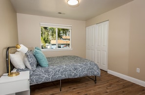 2 bedrooms, iron/ironing board, WiFi, bed sheets - Limited Time 20% Off/Outlets/mountain/lake/biking (Mill Creek)