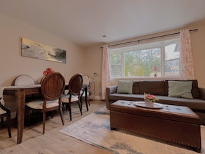 Living area - Limited Time 20% Off/Outlets/mountain/lake/biking (Mill Creek)
