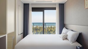 A hotel room with a large bed, a view of the sea, and a balcony. - Urbanstay Sokcho Beach AB (Sokcho)