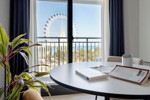 Studio Garden | Escrivaninha, cortinas blackout, ferros/tábuas de passar roupa