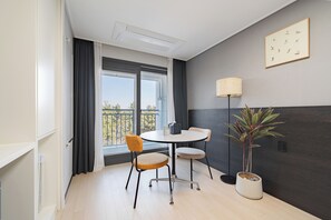 Desk, blackout curtains, soundproofing, iron/ironing board - Urbanstay Sokcho Beach AB (Sokcho)
