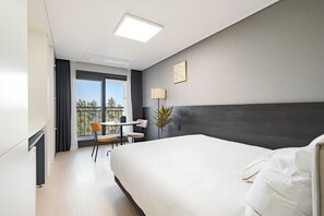 Desk, blackout curtains, soundproofing, iron/ironing board - Urbanstay Sokcho Beach AB (Sokcho)