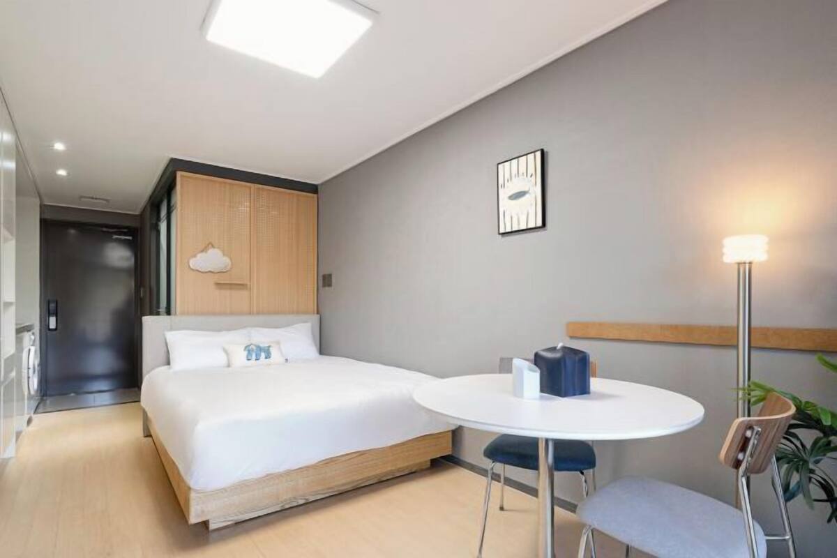 Schreibtisch, Verdunkelungsvorhänge, schallisolierte Zimmer
