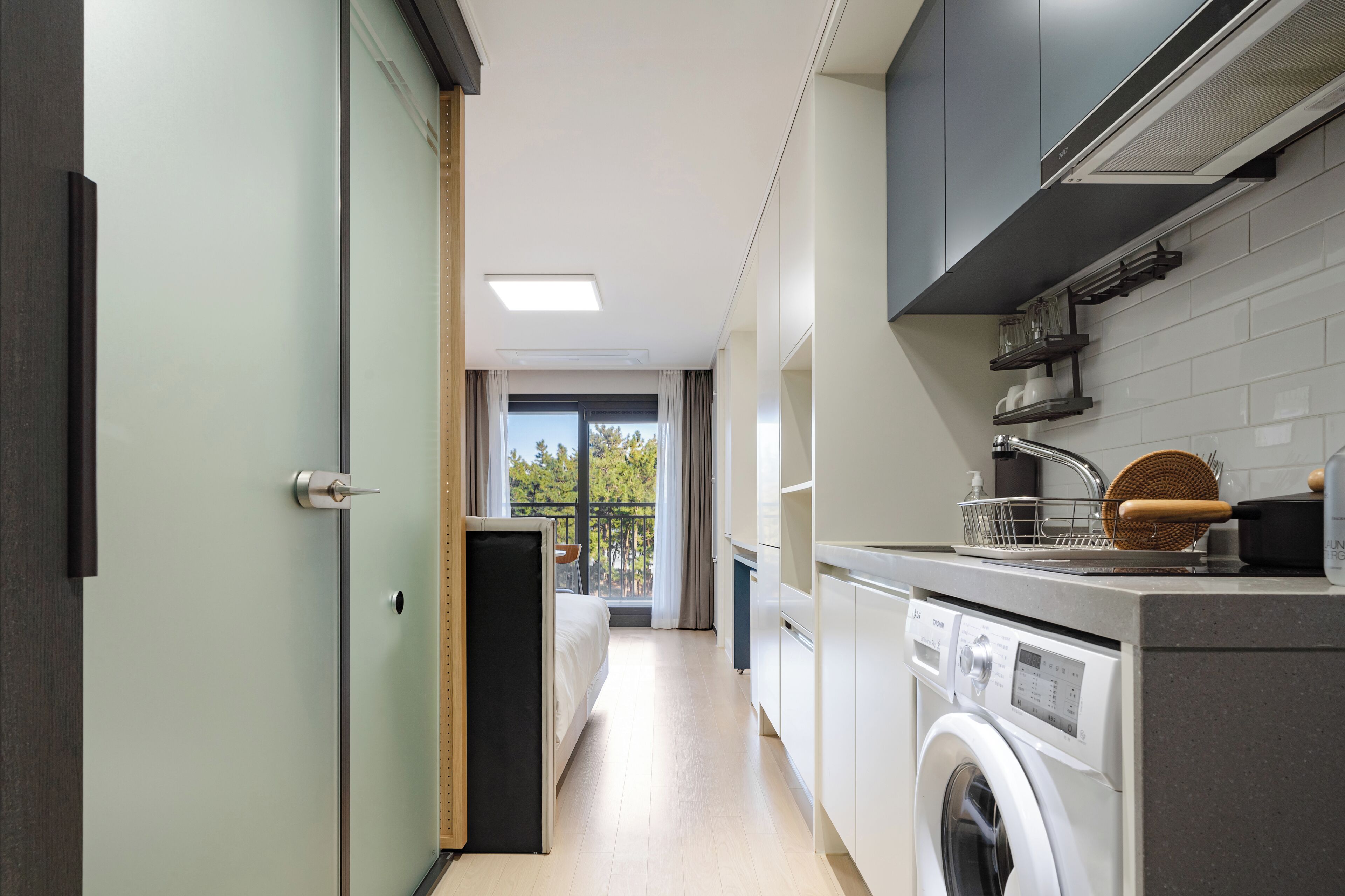 Escritorio, cortinas blackout y tabla de planchar con plancha 