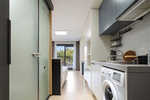 Studio Garden | Desk, blackout curtains, iron/ironing board, free WiFi - Urbanstay Sokcho Beach AB (Sokcho)