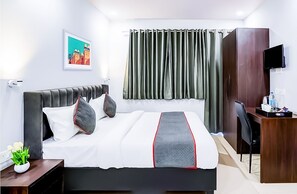 Deluxe Double Room | Desk, soundproofing, free WiFi - Roomshala 151 Shalimar Residency (New Delhi)