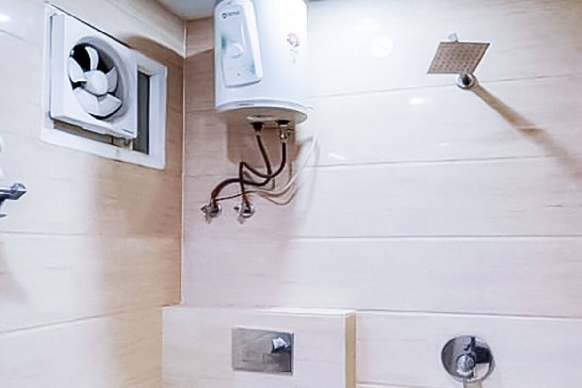 Habitación Deluxe doble | Baño | Artículos de higiene personal gratuitos, secador de pelo y albornoces