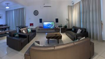 Deluxe Villa | Living area