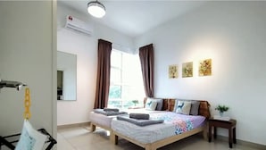 Een moderne slaapkamer met een groot bed, twee nachtkastjes, een spiegel en een raam met gordijnen.