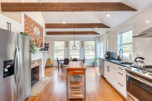 Fridge, microwave, oven, stovetop - Sage Lodge by AvantStay | 15 Min to Downtown + Deck (Asheville)